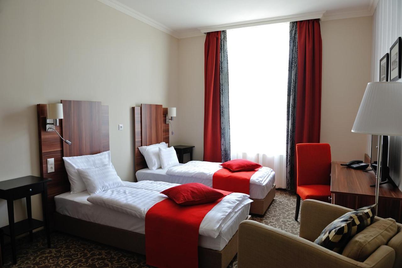 Corner Hotel & Kavehaz Dunaújváros エクステリア 写真