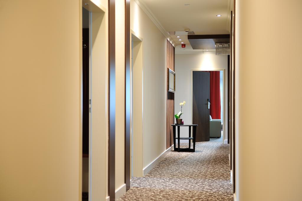 Corner Hotel & Kavehaz Dunaújváros エクステリア 写真