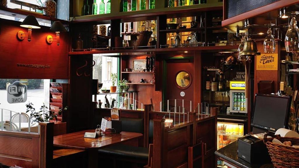 Corner Hotel & Kavehaz Dunaújváros エクステリア 写真